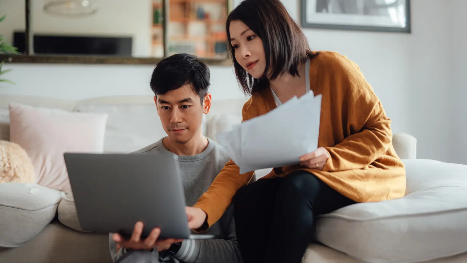 couple-discussing-over-financial-bills