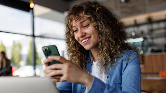 a-happy-woman-checks-her-phone | Beelinger chase checking account