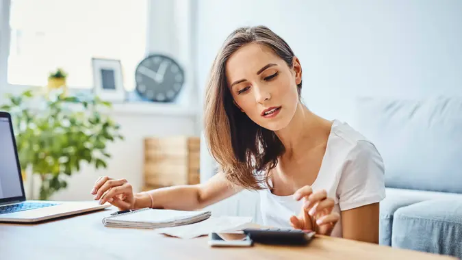 woman-evaluating-spending-account | Beelinger zynlo bank review