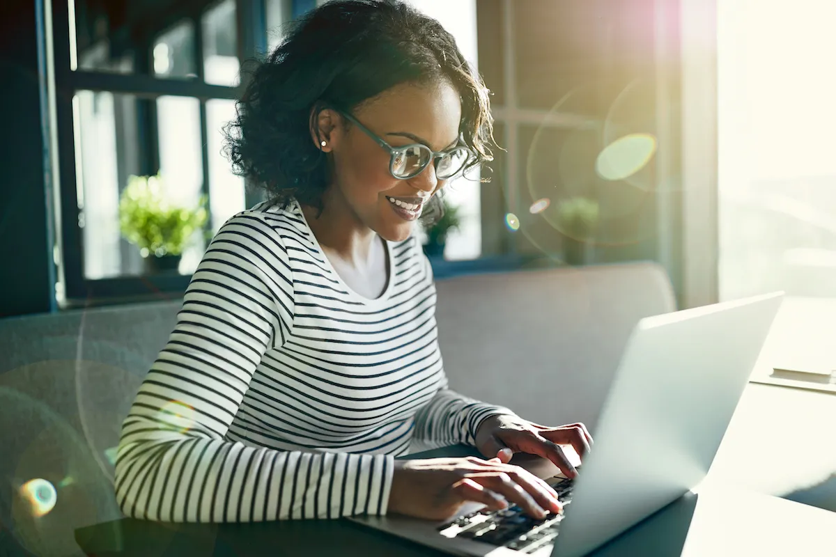 woman-using-laptop-in-cafe